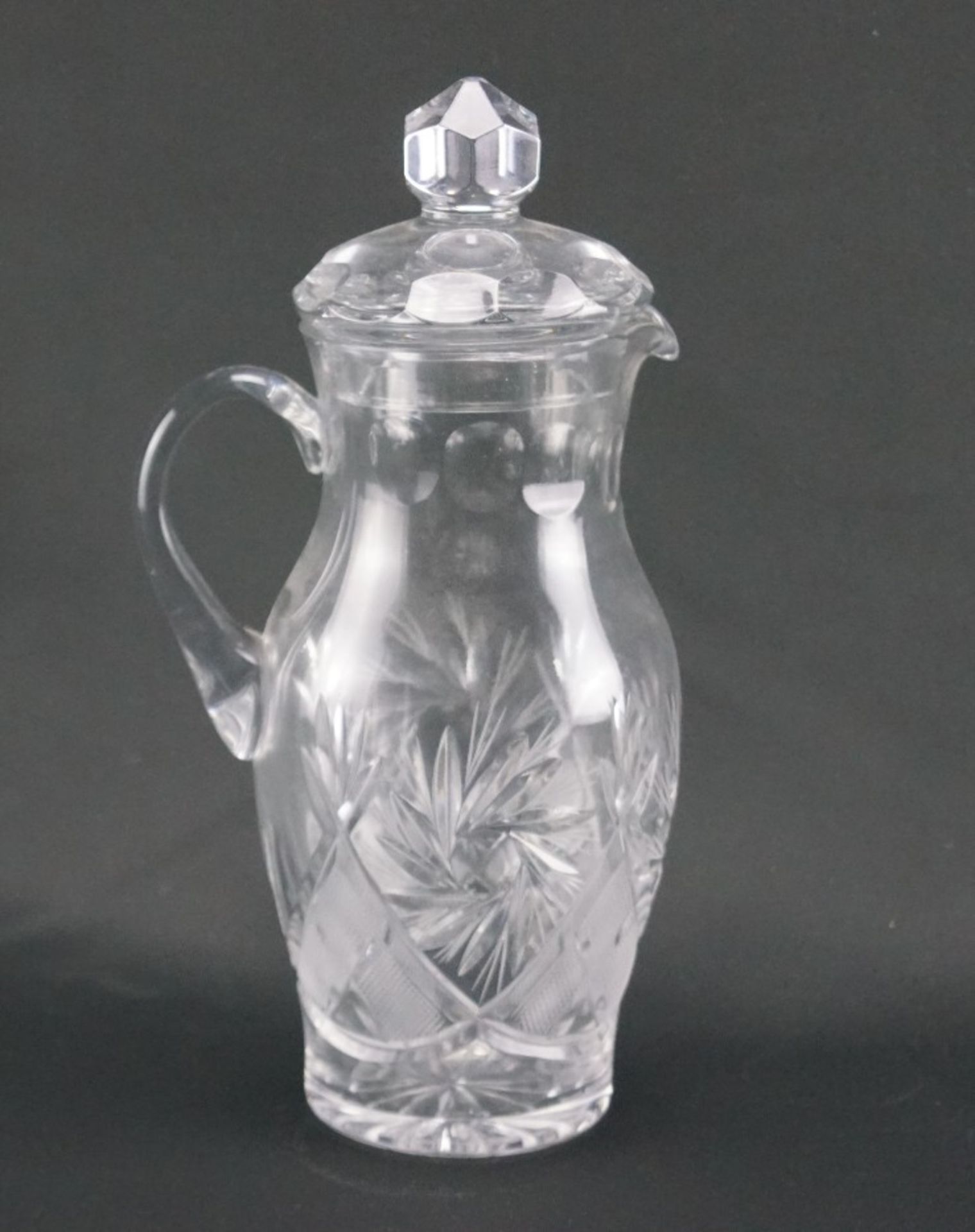 Glaskaraffe aus KristallglasKristallglas, Höhe der Karaffe 27 cm und Durchmesser 9 cm, in einem sehr