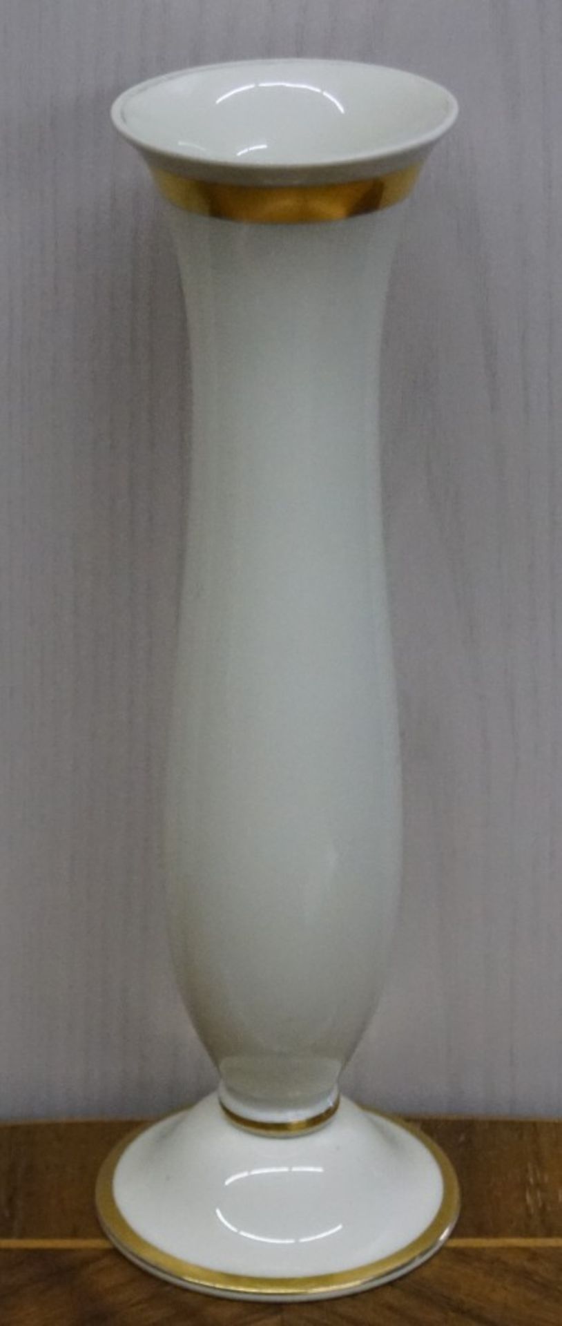 Vase, FürstenbergPorzellan, mit Goldrand, Höhe der Vase 32 cm, in einem guten Zustand
