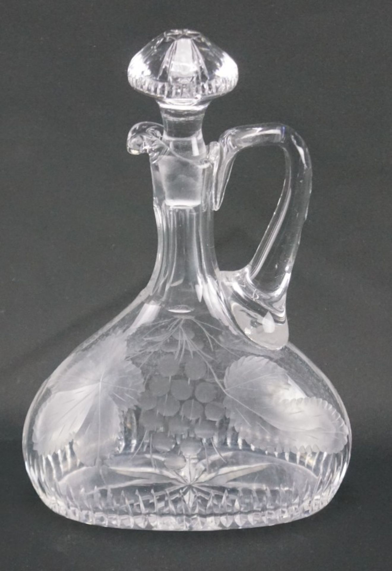 Ein GlaskaraffeGlas, mit Traubenzier, Höhe 25,5 cm x Länge 17 cm, in einem sehr guten Zustand