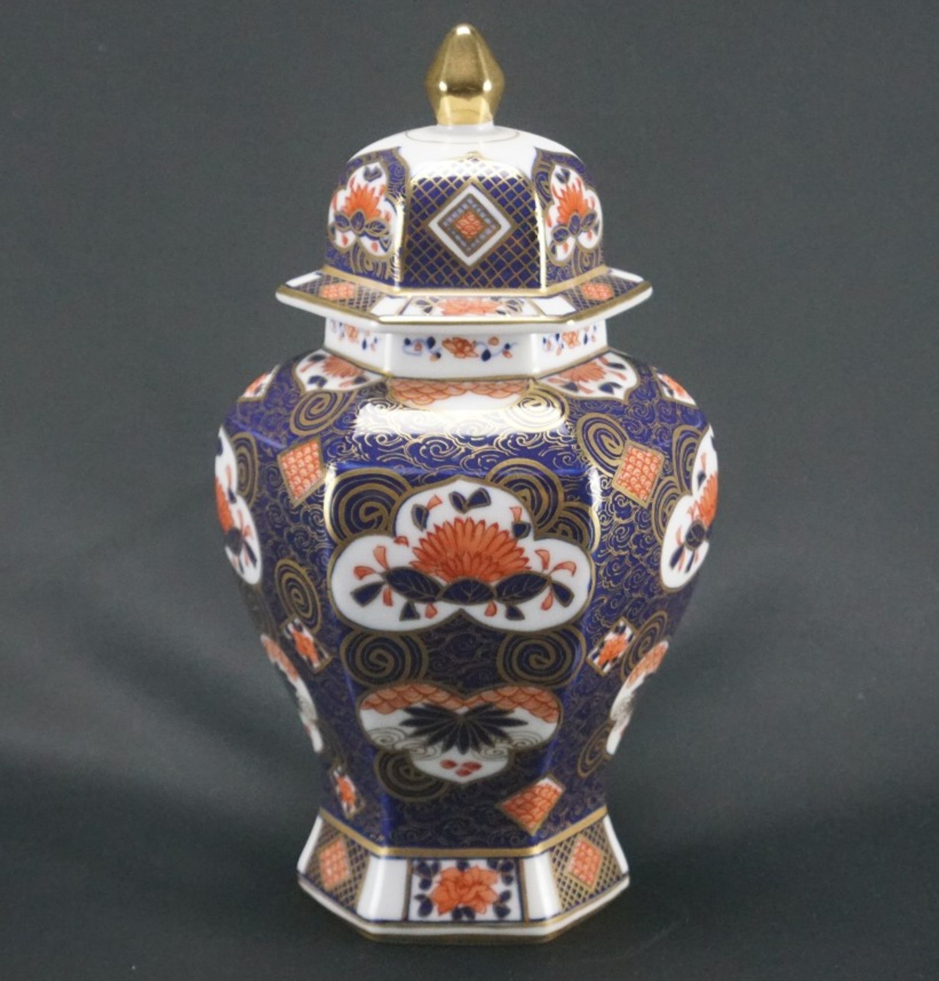 Chinesische DeckelvasePorzellan, Höhe 28 cm x Durchmesser 13 cm, Vase hat am Hals Ausbrüche