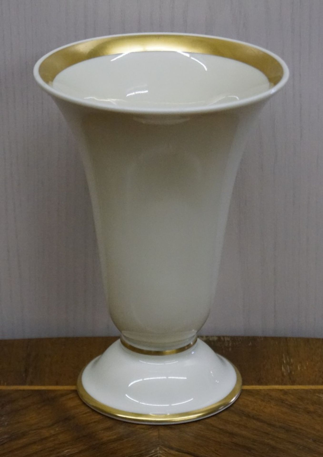 Kratervase, FürstenbergPorzellan, mit Goldrand, Höhe der Vase 18,5 cm, in einem guten Zustand