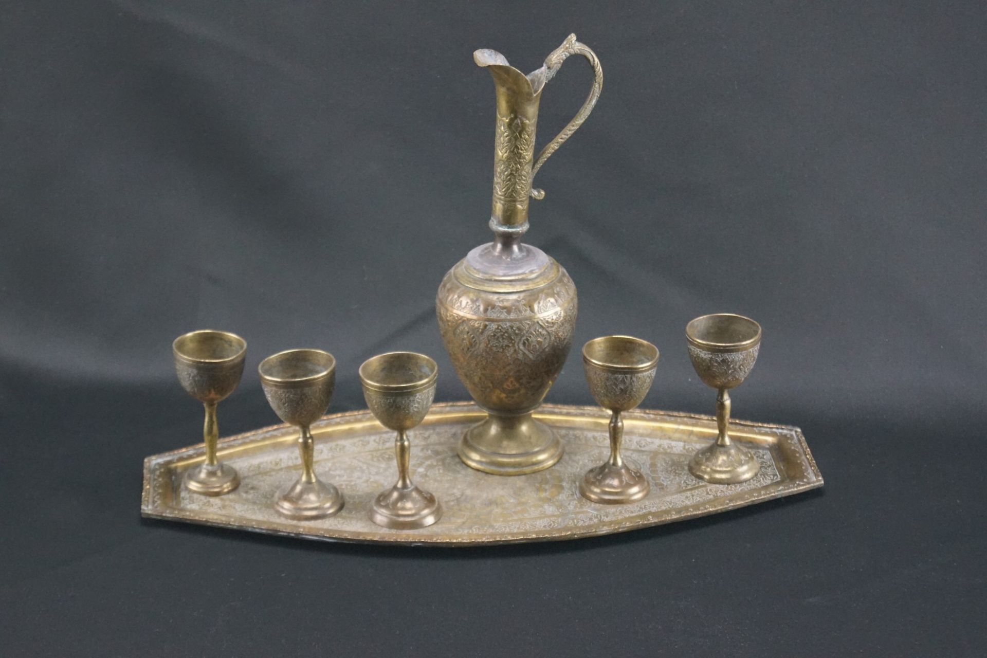 Likörkaraffe mit fünf Trinkgefäßen und TablettMessing, ziselierte Ornamente, Likörkaraffe Höhe 25, - Bild 2 aus 2