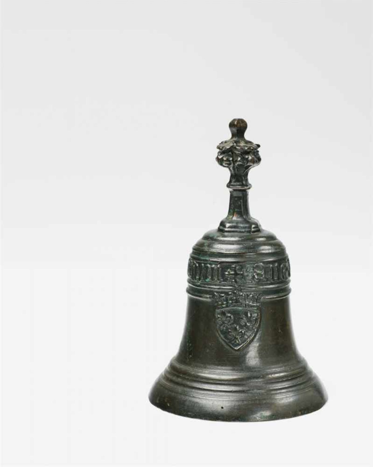 Renaissance-Tischglocke mit BourbonenwappenBronze, feine braungoldene Patina, der Klöppel aus Eisen.