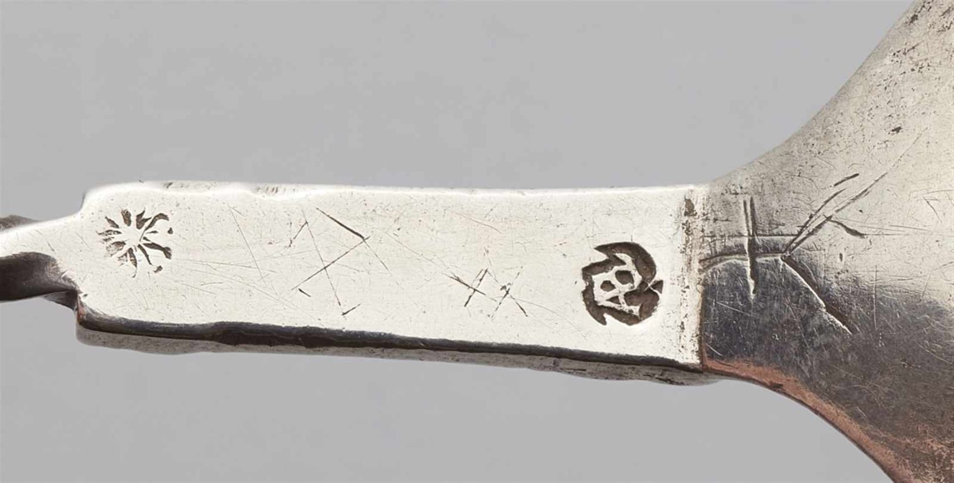 Skandinavischer LöffelSilber. Tropfenförmige Laffe und gerader, am Ende tordierter Stiel; eine Kugel - Image 2 of 3