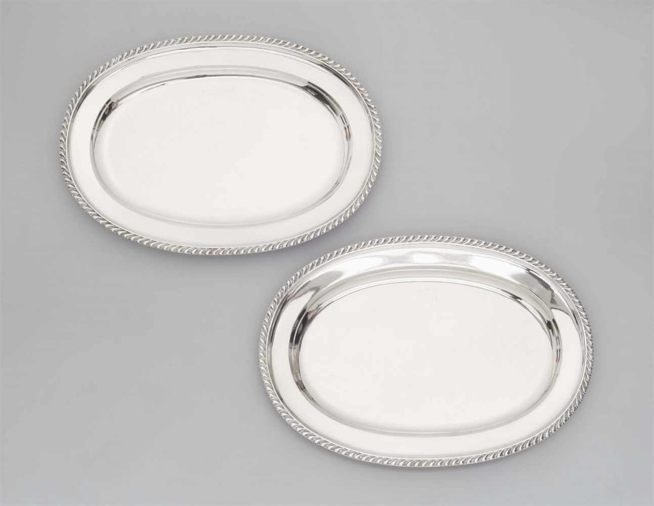Stockholmer PlattenpaarSilber. Große ovale Platten mit glattem Spiegel; die breite Fahne mit