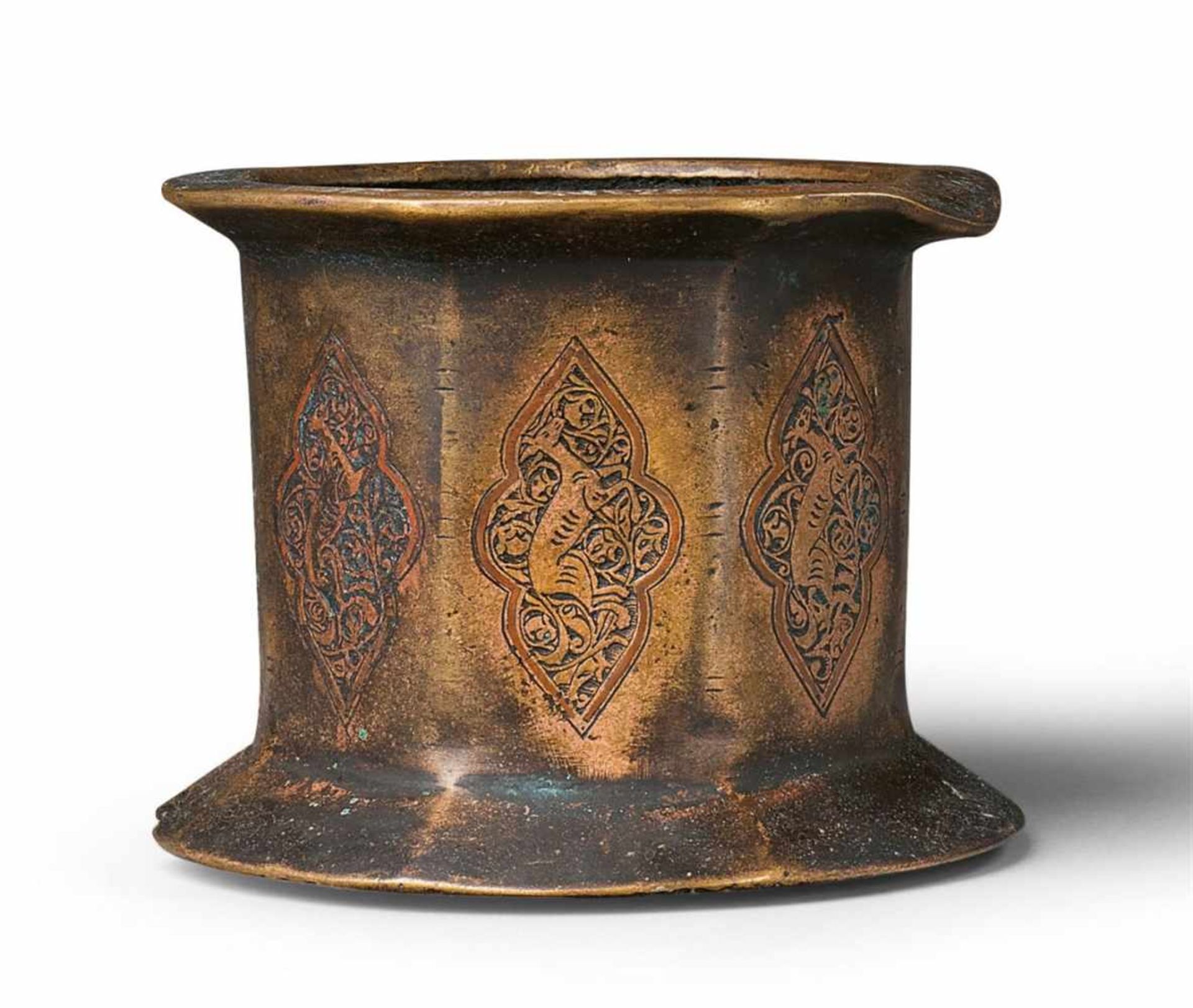 Früher afghanischer Mörser mit TiermotivenStark kupferhaltiger Bronzeguss mit beriebener Vergoldung,