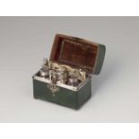 Louis XVI-NecessaireSilber. Kleine grüne Galuchat-Schatulle mit Samtfutter und kompletter