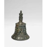 Renaissance-Tischglocke mit Mariae VerkündigungBronze, schwarzbraune Patina, Eisenklöppel. Mit