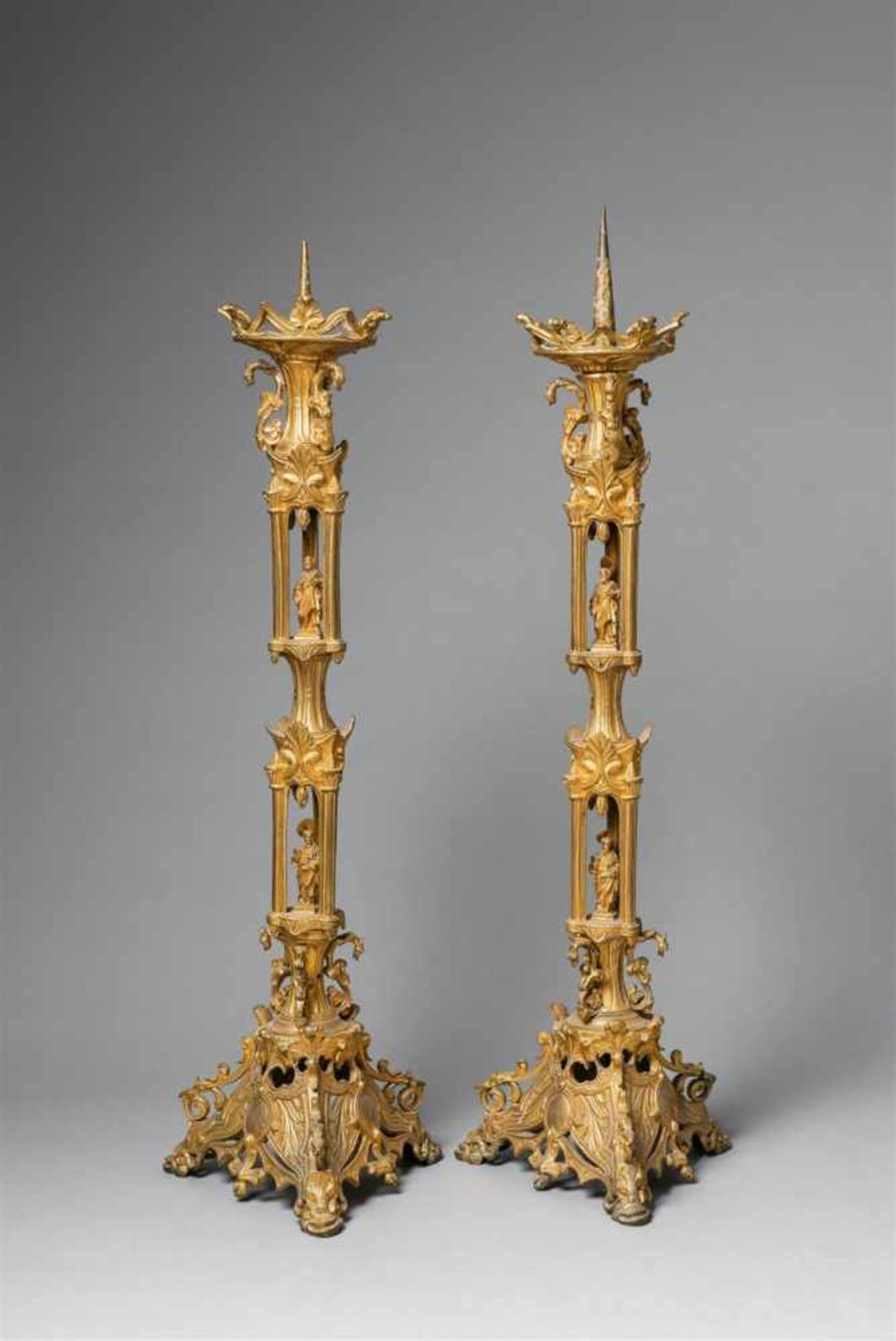 Paar neogotische AltarleuchterBronze und Messing, vergoldet. Aus mehreren Teilen gegossene und