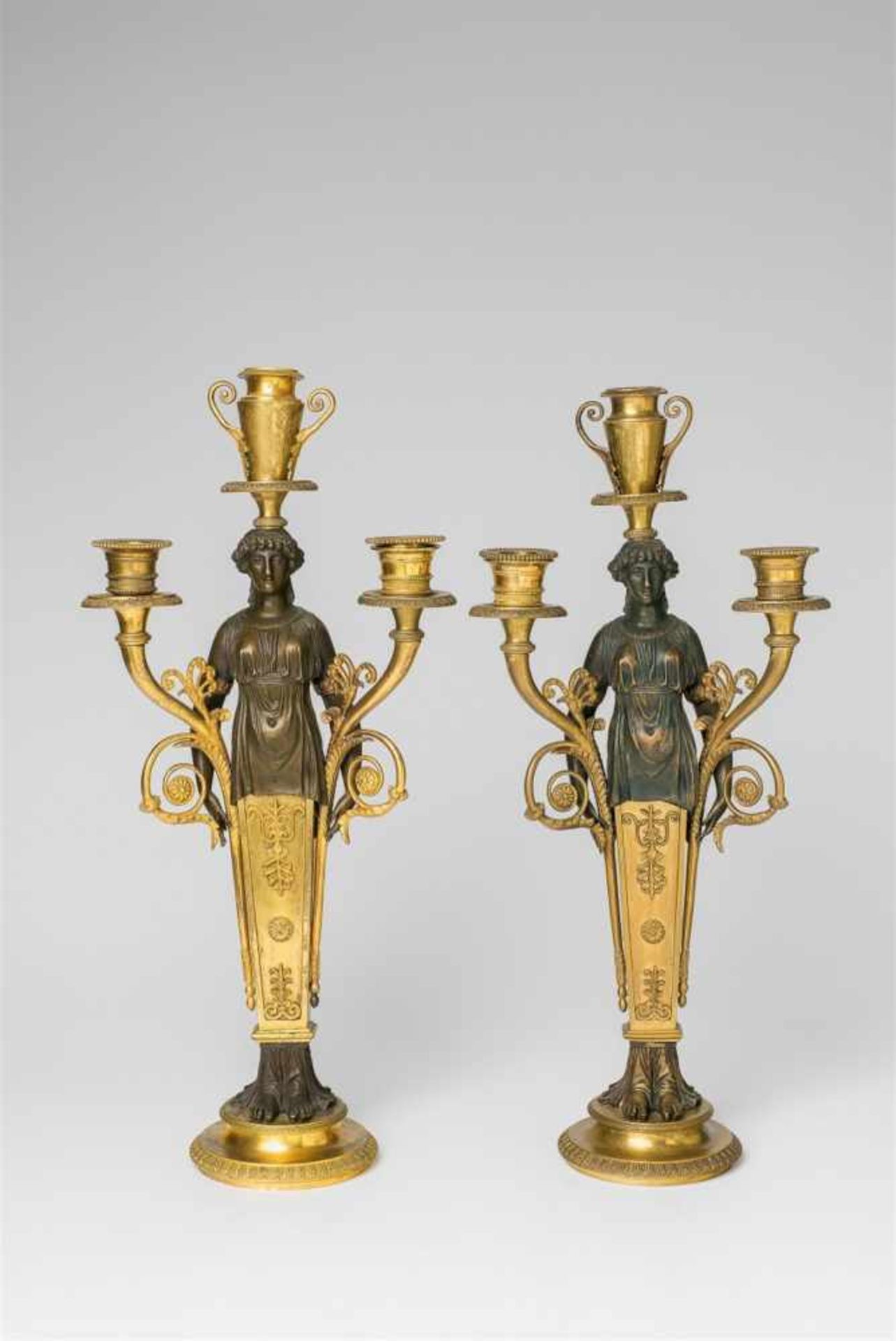 Paar seltener Kandelaber époque EmpireStark kupferhaltiger Bronzeguss, feuervergoldet und