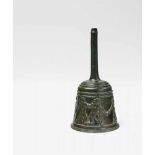 Renaissance-Tischglocke mit PuttenreigenBronze, schwarzbraune Patina, Eisenklöppel. Mit Stielgriff