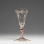 Pokal mit BlütenfestonsEntfärbtes Glas mit roter Fadeneinlage und mattem Schnitt. Tellerfuß mit
