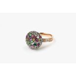 Ring mit Multicolorsteinen18 kt Roségold. Schultern mit Brillantbesatz. Ballenförmiger Ringkopf im