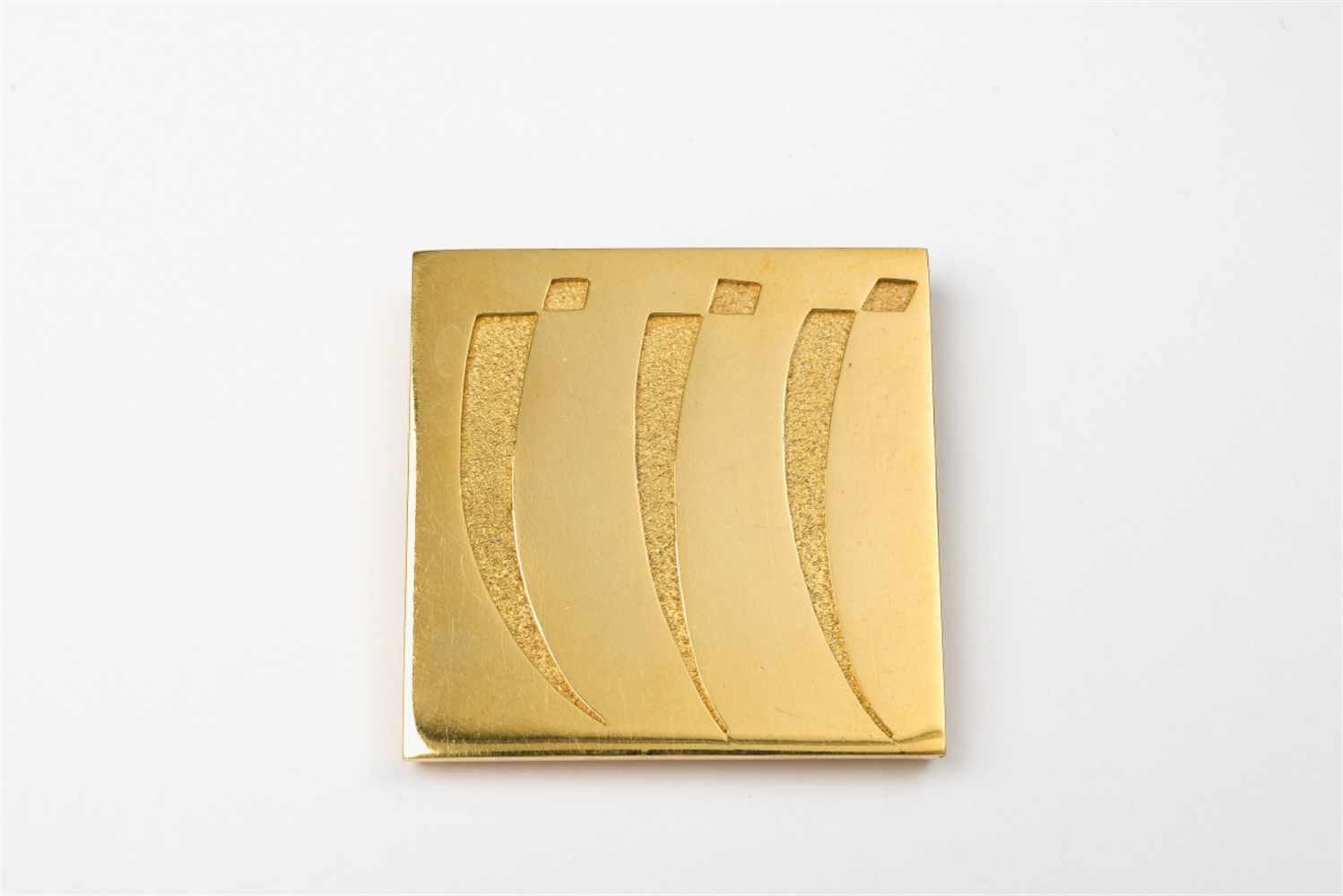 Brosche "Dreissig"18/21 kt Gelbgold. Quadratisch. Nach einem Detail des Gemäldes "Trente", 1937,