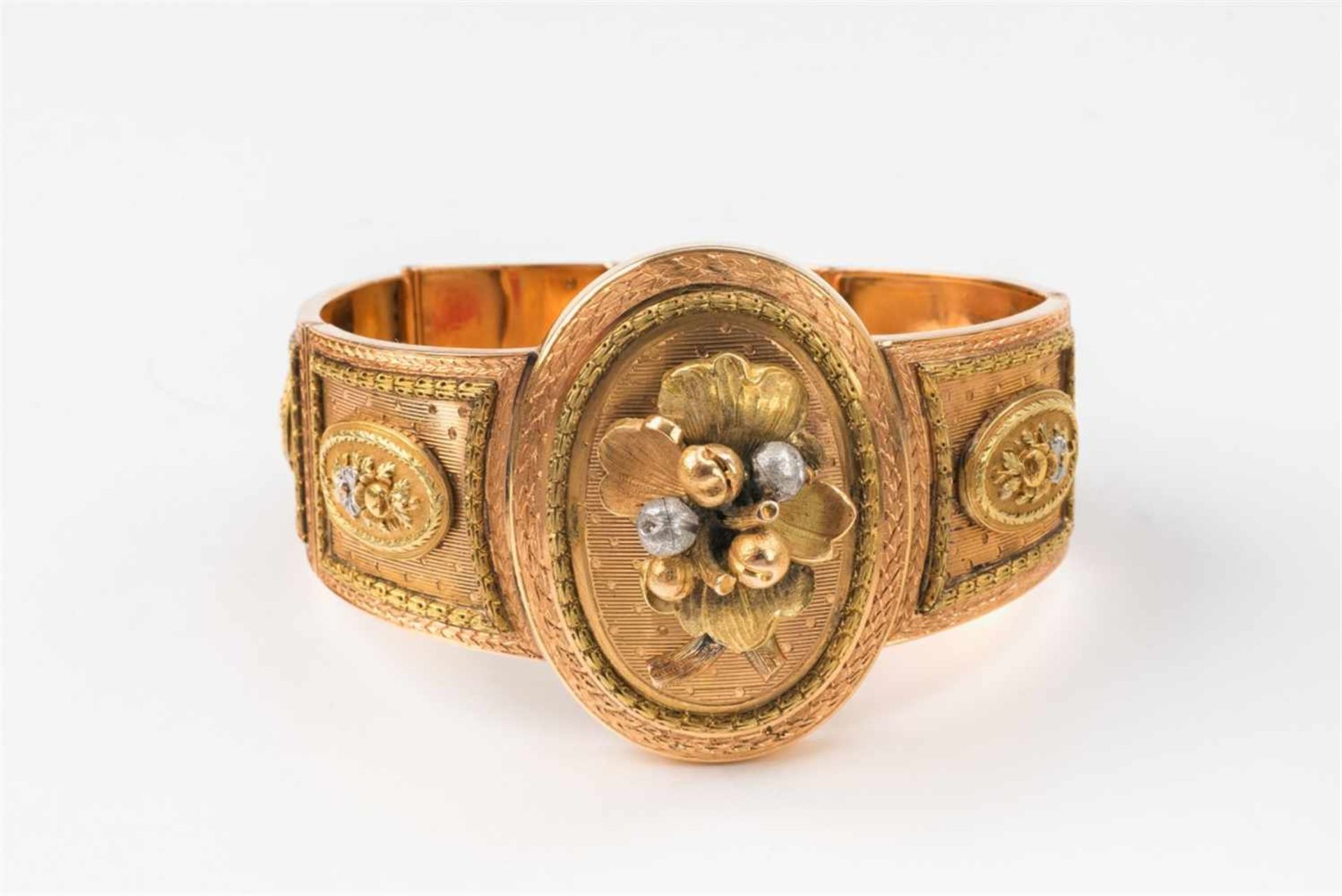 Napoléon III-Armband18 kt Gold. Scharniertes Plattenarmband à trois couleurs mit großer ovaler