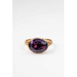 Herrenring mit Amethyst18 kt Gelbgold. Ovaler Amethyst in folierter geschlossener Fassung (ca. 14,