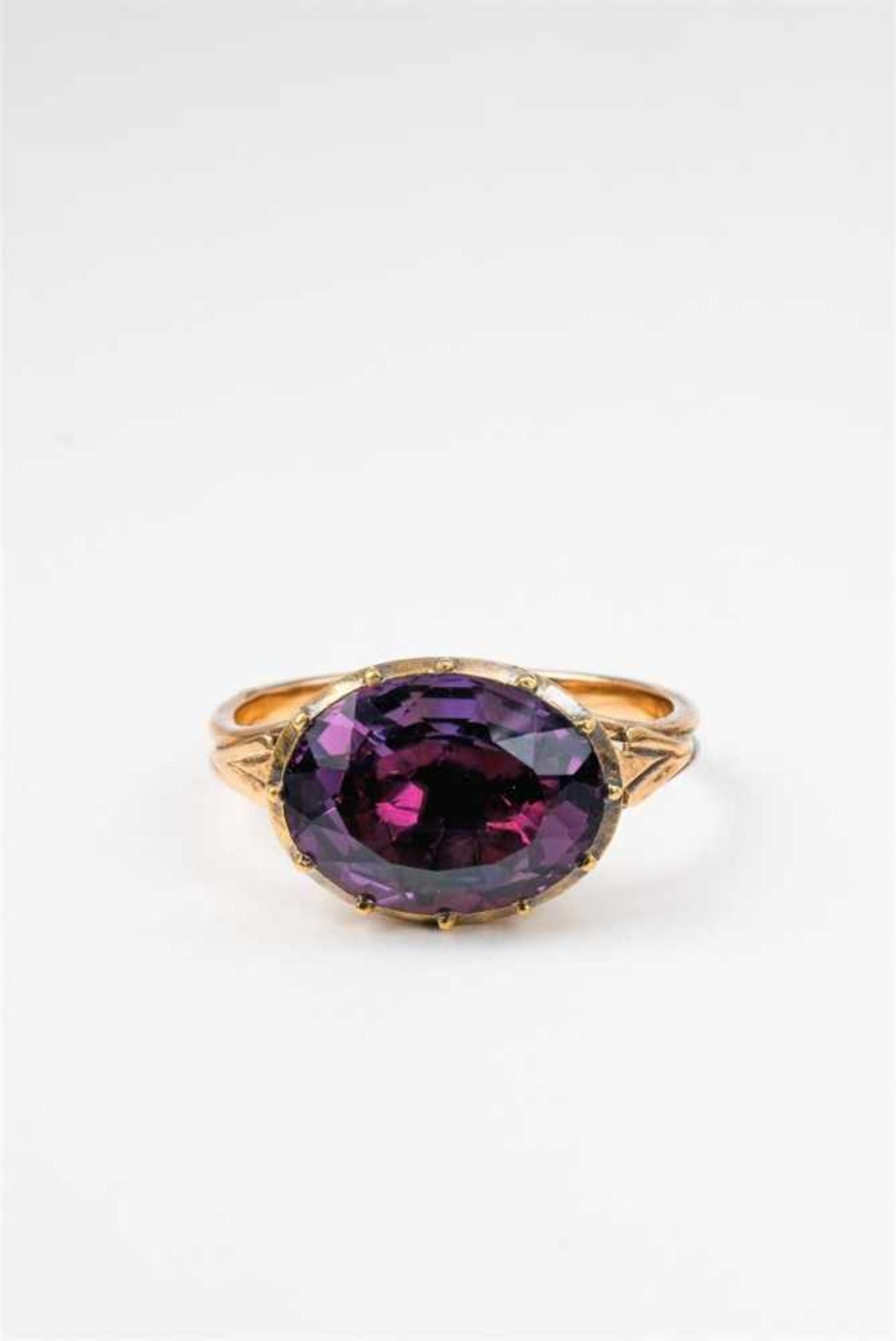 Herrenring mit Amethyst18 kt Gelbgold. Ovaler Amethyst in folierter geschlossener Fassung (ca. 14,