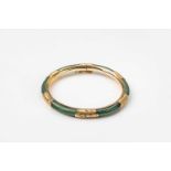 Jade-Armreif14 kt Gelbgold. Nephrit-Reif. Die historisierende Goldmontierung mit Weinlaubgravuren.