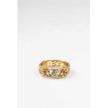 Art Nouveau-Ring mit Diamanten18 kt Gelbgold. Durchbrochene floral ziselierte Bandringschiene