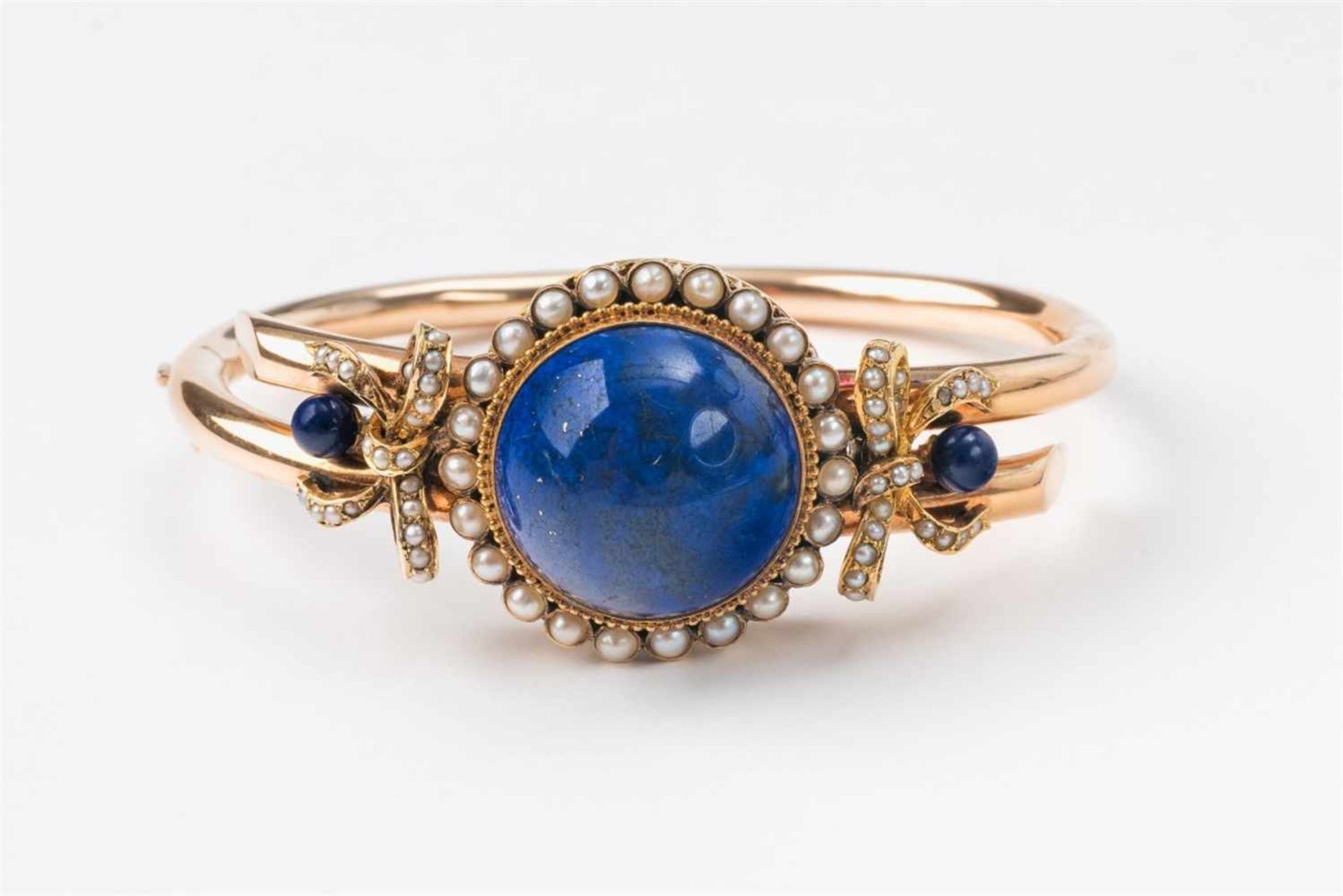 Armreif mit Lapislazuli14 kt Gelbgold. Ovaler seitlich scharnierter Croisé-Reif, gefasst mit