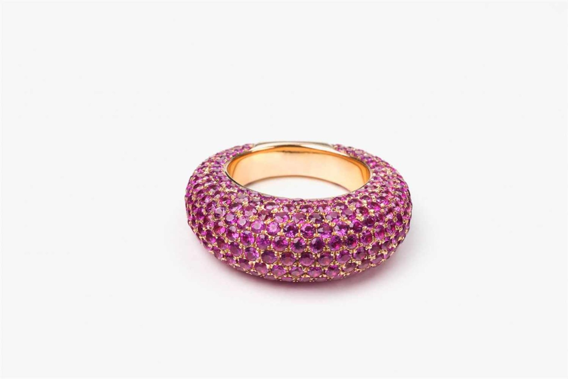 Ring mit pinkfarbenen Saphiren18 kt Roségold. Gewölbte Bandringschiene im pavé gefasst mit kleinen