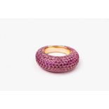 Ring mit pinkfarbenen Saphiren18 kt Roségold. Gewölbte Bandringschiene im pavé gefasst mit kleinen