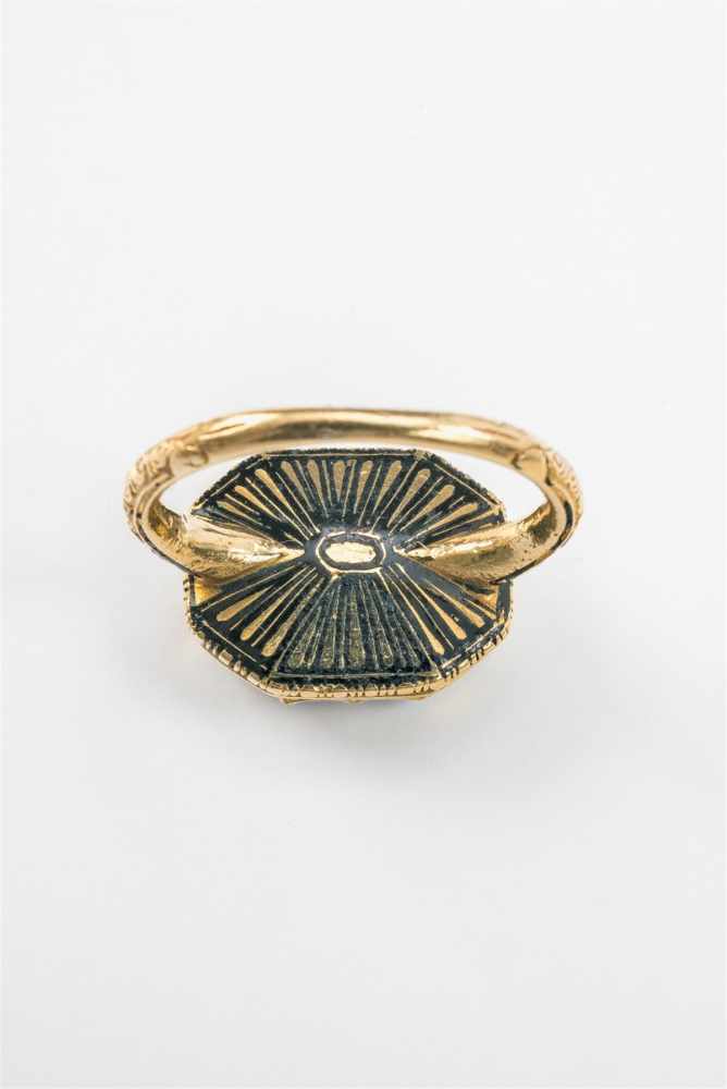 Neorenaissance-Ring18 kt Gelbgold. In der Art des frühen 17. Jh. Fein ziselierte Schiene und - Image 2 of 2