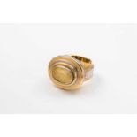 Ring mit gelbem Saphir18 kt Gelbgold/Weißgold. Profilierter Bicolor-Mantelring gefasst mit großem