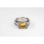 Ring mit gelbem Saphir18 kt Weißgold. Gesprengte, profilierte Schiene gefasst mit einem ovalen