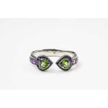 Armreif mit PeridotsPlatin, 18 kt Gelbgold. Massiver offener Bicolor-Reif mit unsichtbar