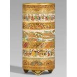 Zylindrische Satsuma-Vase. Osaka. Um 1900Bodenmarke in Gold: Meizan seiAuf drei passigen Füßchen. In