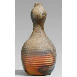 Vase. Bizen-Ware. Inbe. 2. Hälfte 20. Jh.In Form eines Doppelkürbisses mit horizontalen Rillen im