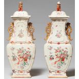 Paar famille rose-Vasen. 18. Jh.Von Balusterform mit rechteckigem Querschnitt und zwei