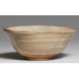 Chawan. Hagi-Ware. Wohl 17. Jh.Nahezu konische, wenig unregelmäßige Form auf kräftigem Fußring.