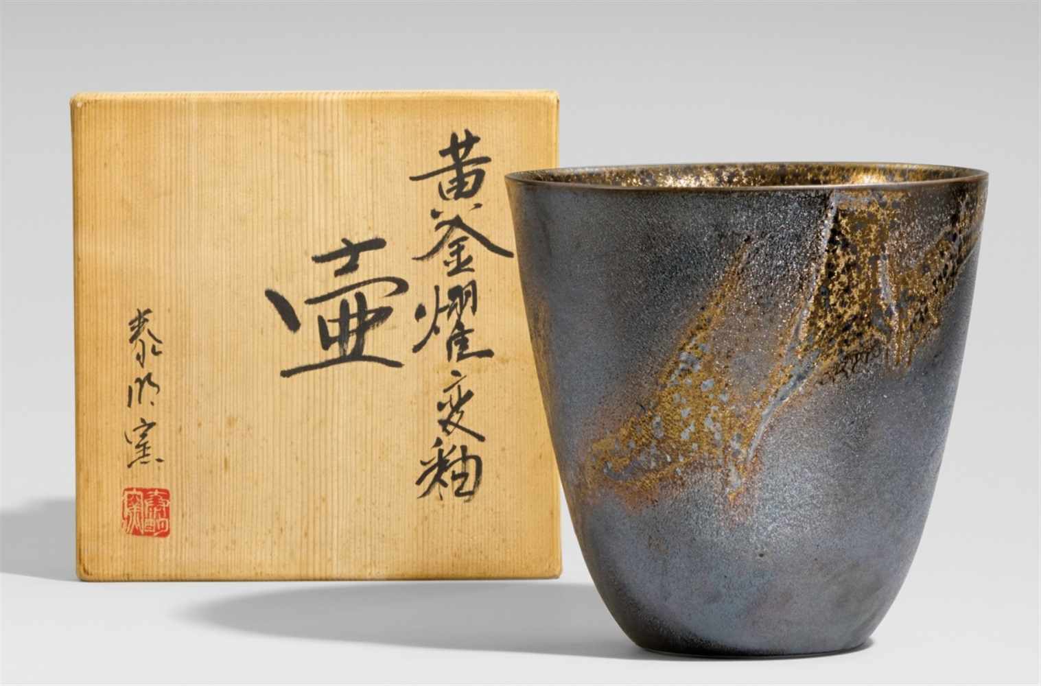 Vase. Arita. Spätes 20. Jh.Am Boden unter der Glasur Ritzsignatur: Tai (=Taimei)Nach oben sich wenig