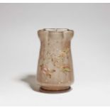 Bedeutende Vase mit SumpfpflanzenRauchfarbenes, innen mattes Glas mit patinierter und vergoldeter