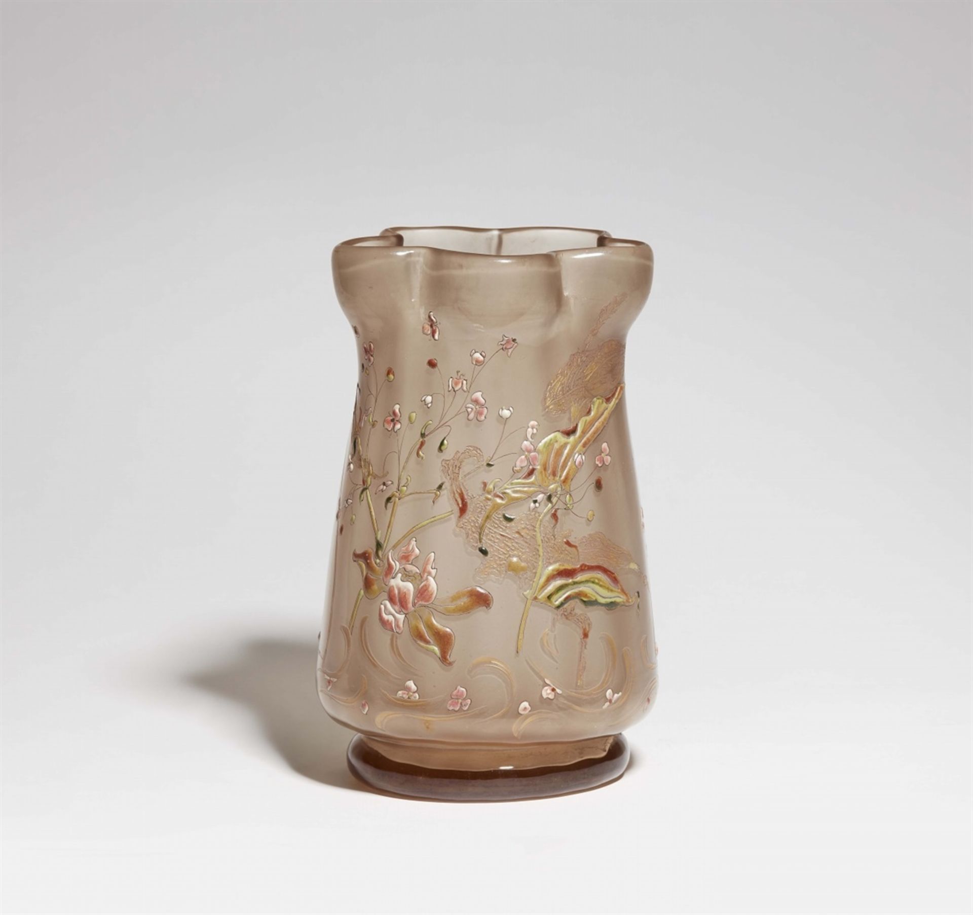 Bedeutende Vase mit SumpfpflanzenRauchfarbenes, innen mattes Glas mit patinierter und vergoldeter