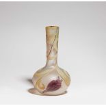 Frühe schwedische Art Nouveau-VaseMattes Glas mit weißen Pulver- und manganfarbenen