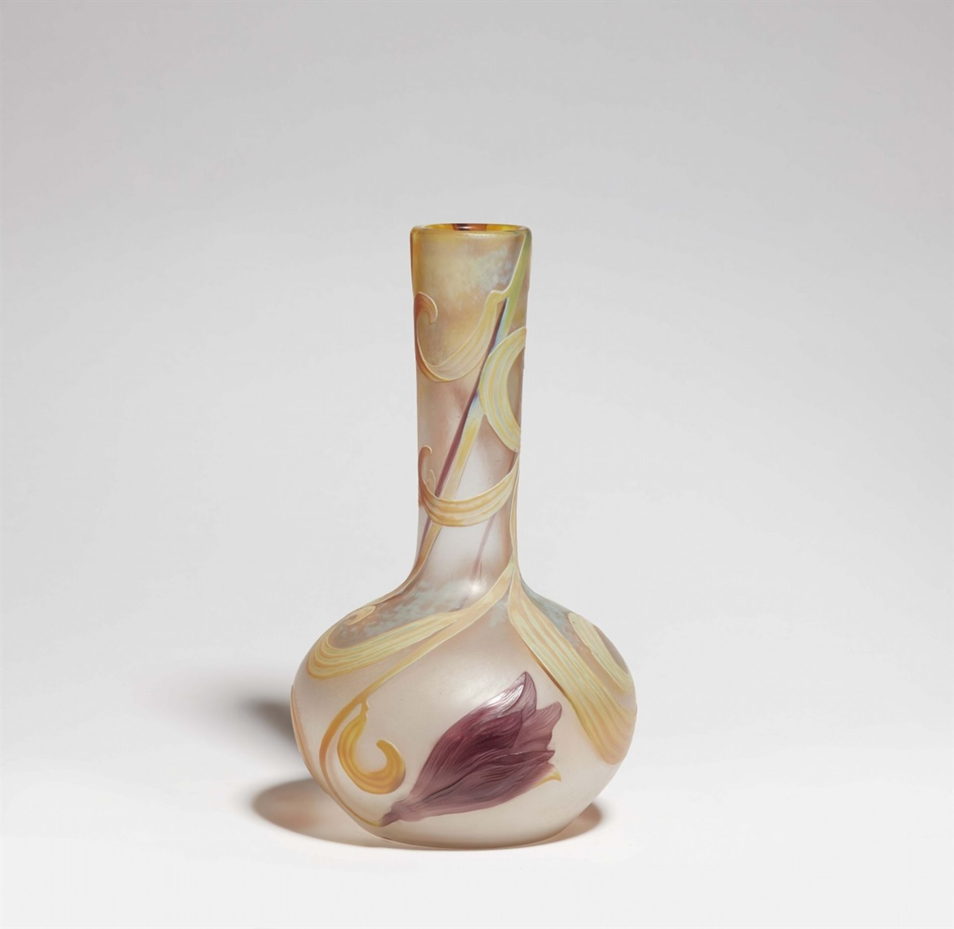 Frühe schwedische Art Nouveau-VaseMattes Glas mit weißen Pulver- und manganfarbenen