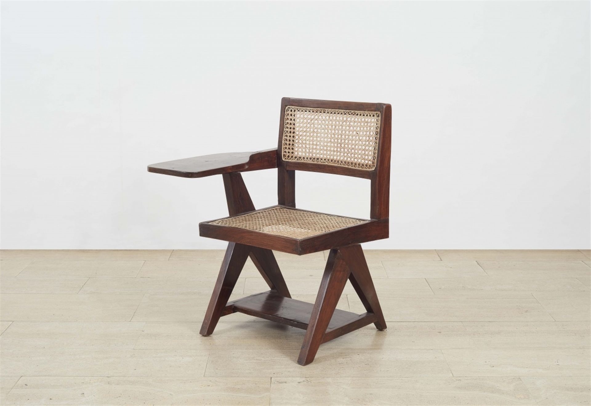 Chandigarh library chairTeak, ersetztes Rohrgeflecht. H 83,5, B 55, T 66 cm. Entwurf von Pierre