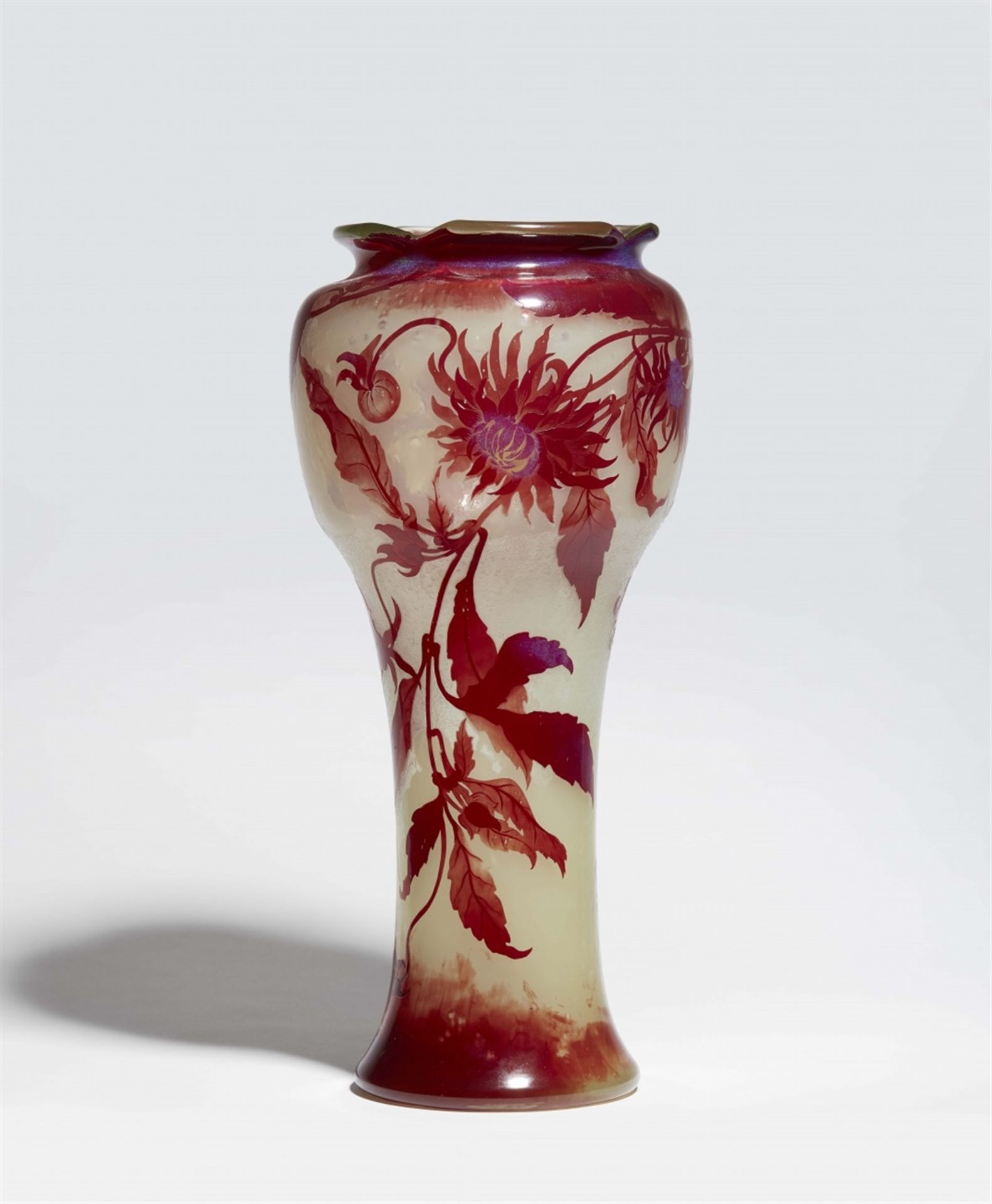 Seltene große Vase aux chrysanthèmesMilchglas mit Eisglasätzung, zahlreichen Blasen und