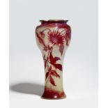 Seltene große Vase aux chrysanthèmesMilchglas mit Eisglasätzung, zahlreichen Blasen und