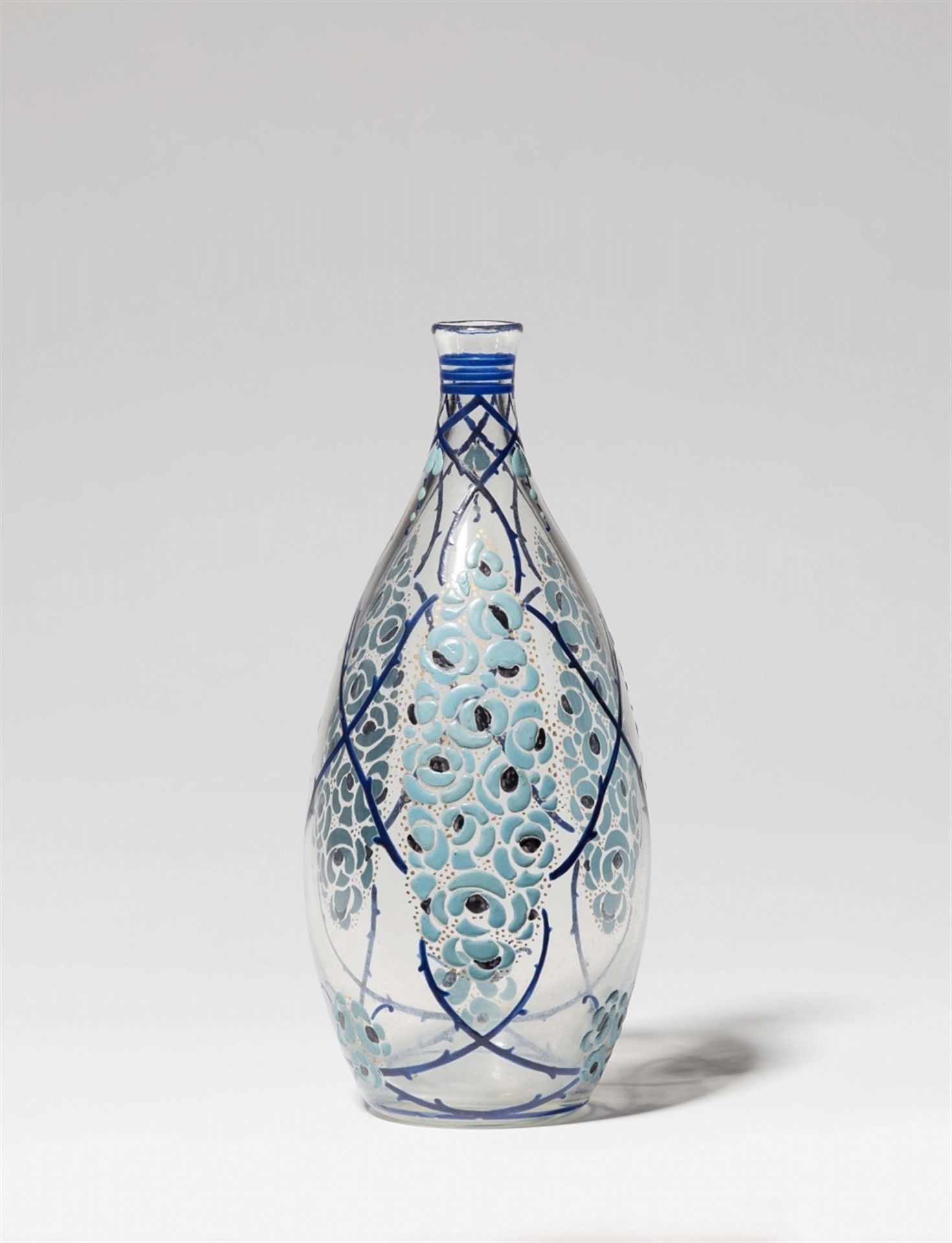 Vase Art DécoMundgeblasenes Klarglas mit opakem polychromen Emaildekor. Blaue Emailsignatur M.