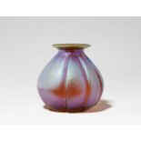 Vase in KnospenformSog. "Myra-Kristall", formgeblasenes Klarglas mit Gelbätzung und Irisierung. Ohne