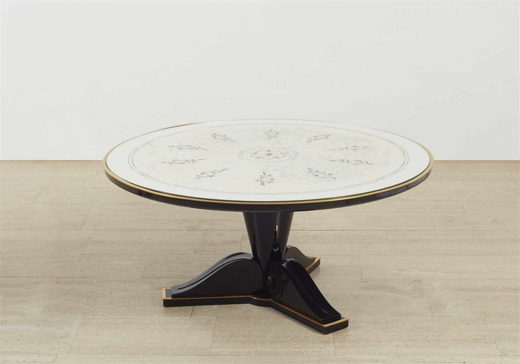 Table basseEbonisiertes Holz, Messingleisten, Silberfolie unter Glas. Eleganter runder Tisch mit