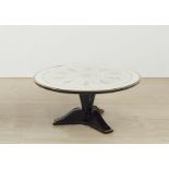 Table basseEbonisiertes Holz, Messingleisten, Silberfolie unter Glas. Eleganter runder Tisch mit