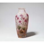 Vase violetsMatt geätztes Glas mit gewölkten Pulvereinschmelzungen in Gelb, Rosa und Weiß,