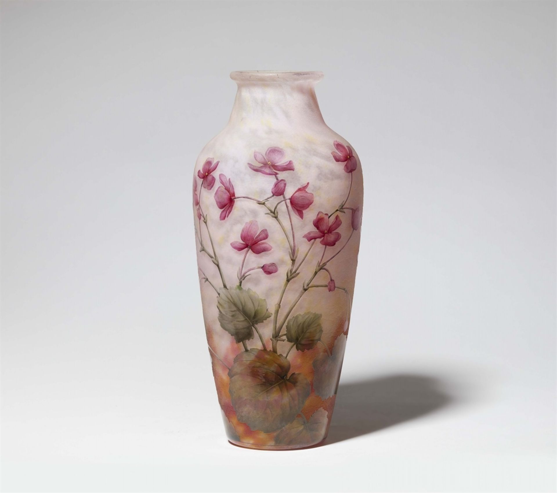 Vase violetsMatt geätztes Glas mit gewölkten Pulvereinschmelzungen in Gelb, Rosa und Weiß,