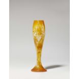 Vase chrysanthèmesGeätztes, bernsteinfarben überfangenes Milchglas. Um eine Chrysanthemenblüte