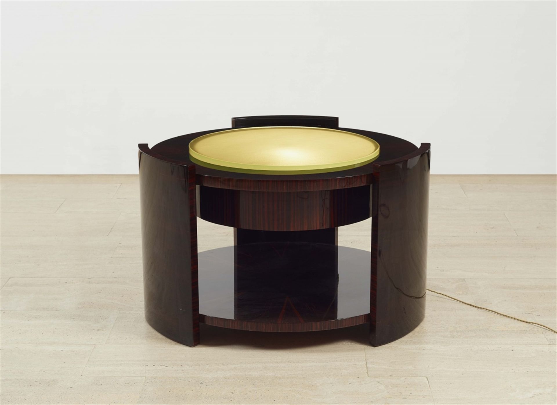 Table bassePalisander furniert, geschliffene Glasplatte, elektrifiziert. H 55,5, D 88 cm. Im Stil